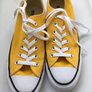 Ladies/girls size 7 1/2 converse sneakers